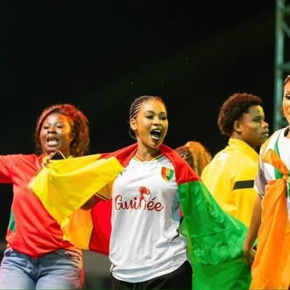 Jeunes femmes avec les drapeaux, stade Petit Sory